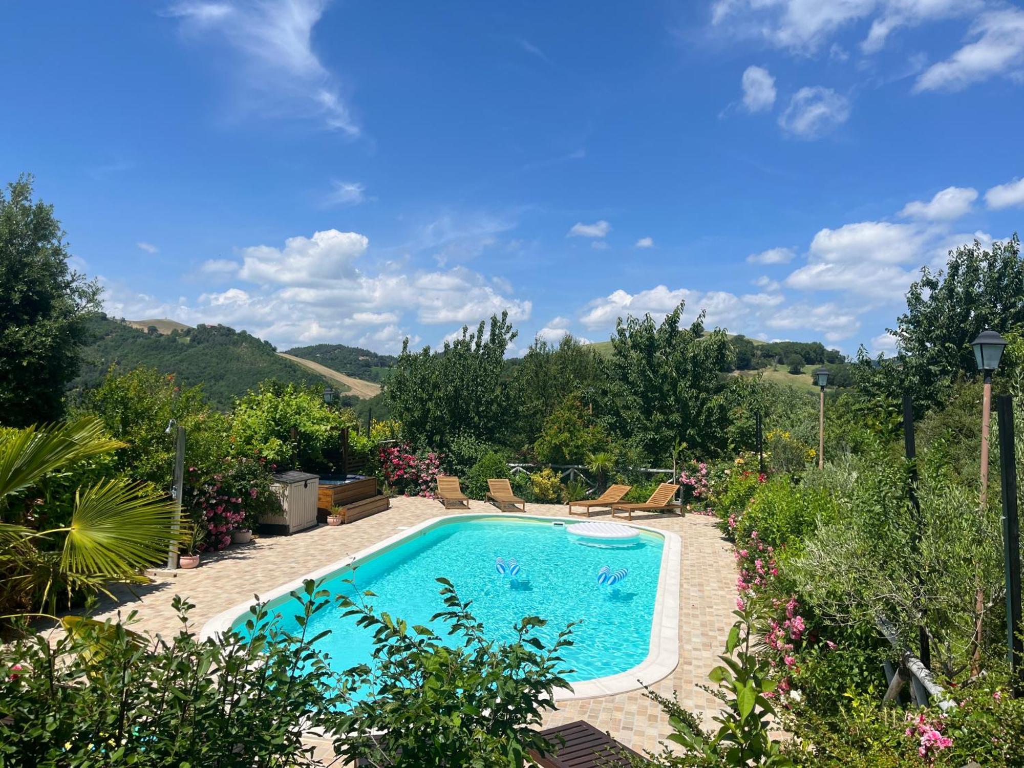 Agriturismo La Valle Dimenticata Urbania Exteriör bild
